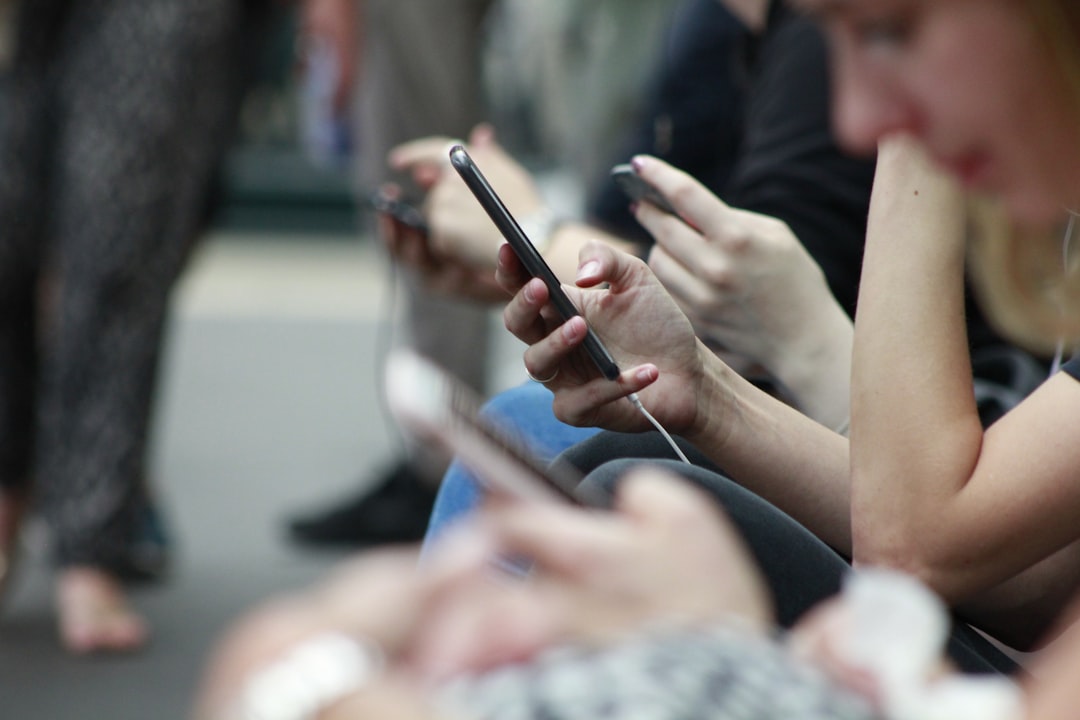 Aprendendo a ler com o celular na mão